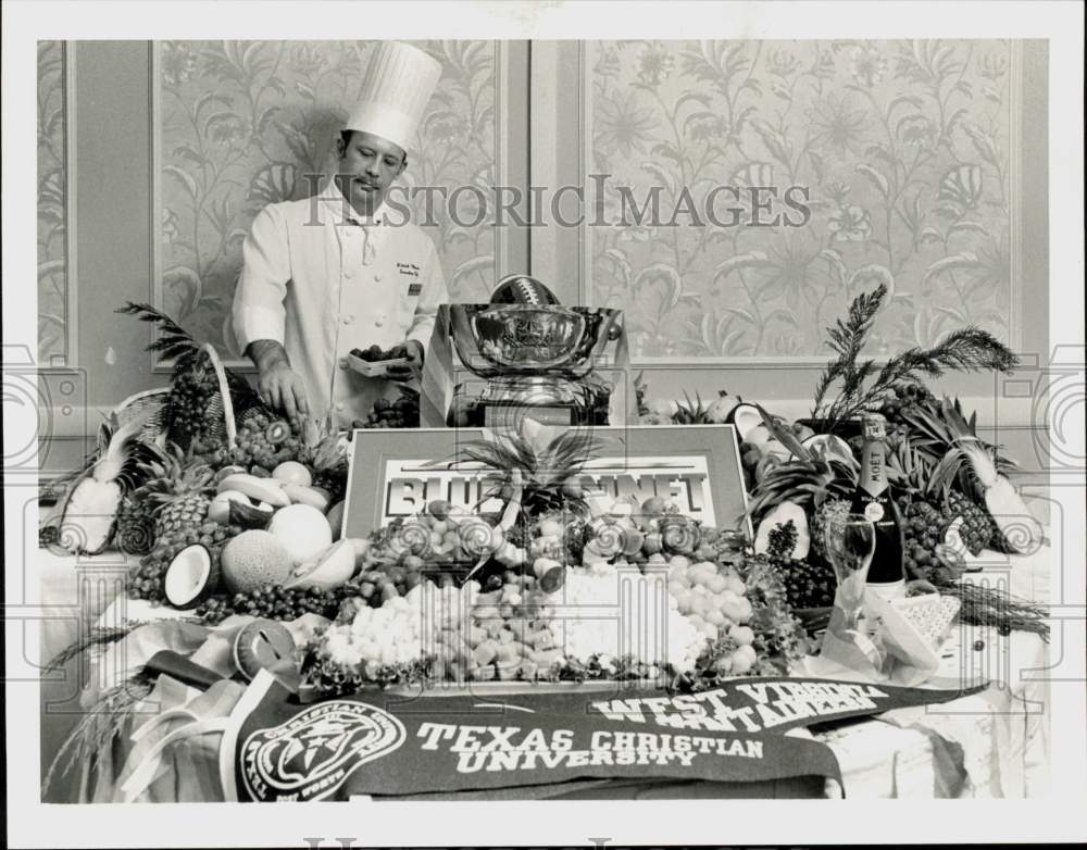 1984 Press Photo Chef Patrick Wheeler sets up food for Bonnet Bowl Gala, Texas- Historic Images