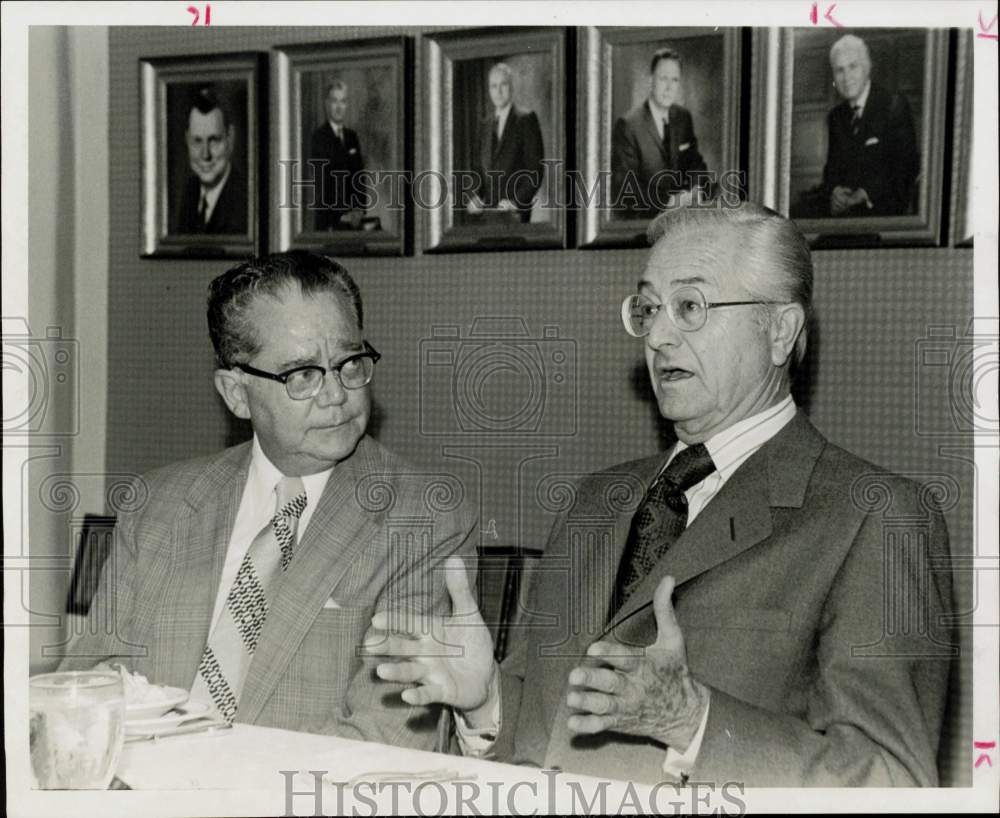 1972 Press Photo Actor Robert Young and Dr. Sidney Schnur talk at luncheon, TX- Historic Images