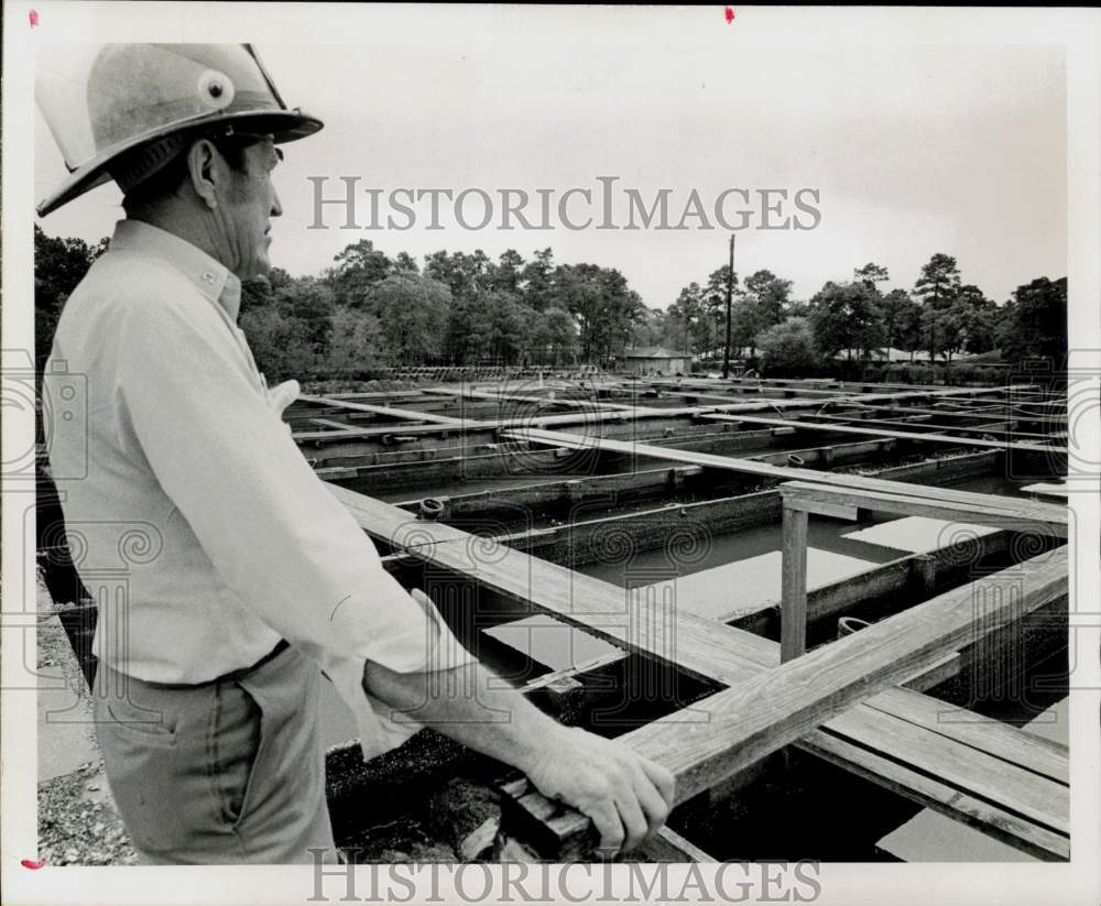 1976 Press Photo Houston fireman checks Jacinto City Sewage Treatment Plant area- Historic Images