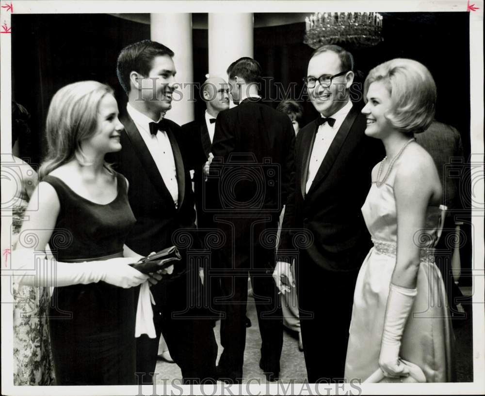 1966 Press Photo Susan Pitzer and other bachelors at Bachelors Club dance in TX.- Historic Images