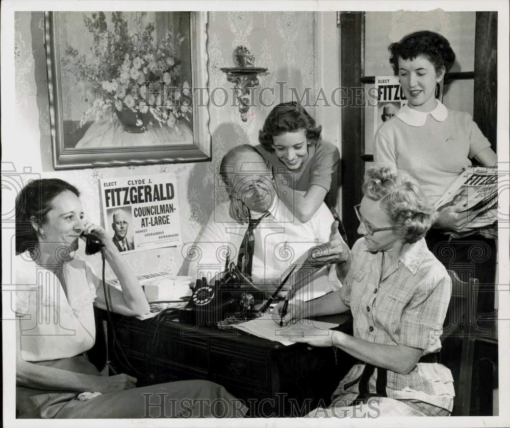 1950 Press Photo Clyde Fitzgerald, councilman-at-large candidate works in office- Historic Images