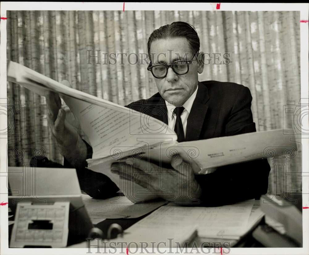 1968 Press Photo D.A. Whigham, Houston arson investigator, reads document.- Historic Images