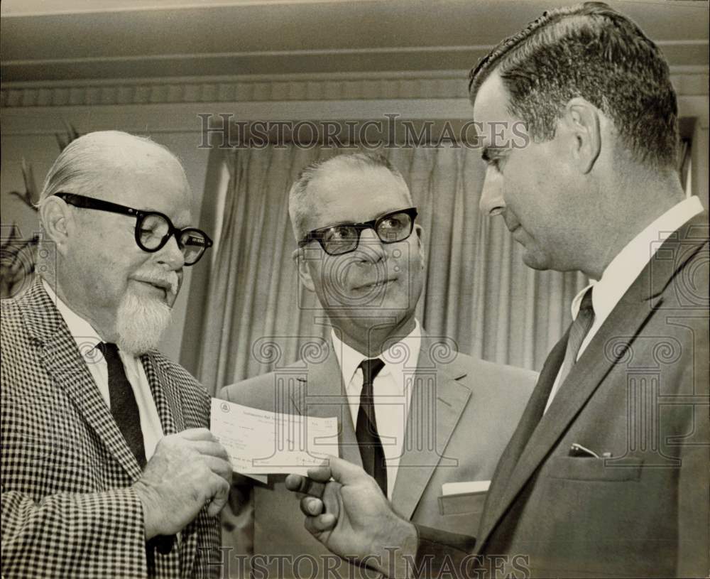 1968 Press Photo Roy Moore of SW Bell presents check to Houston officials, Texas- Historic Images