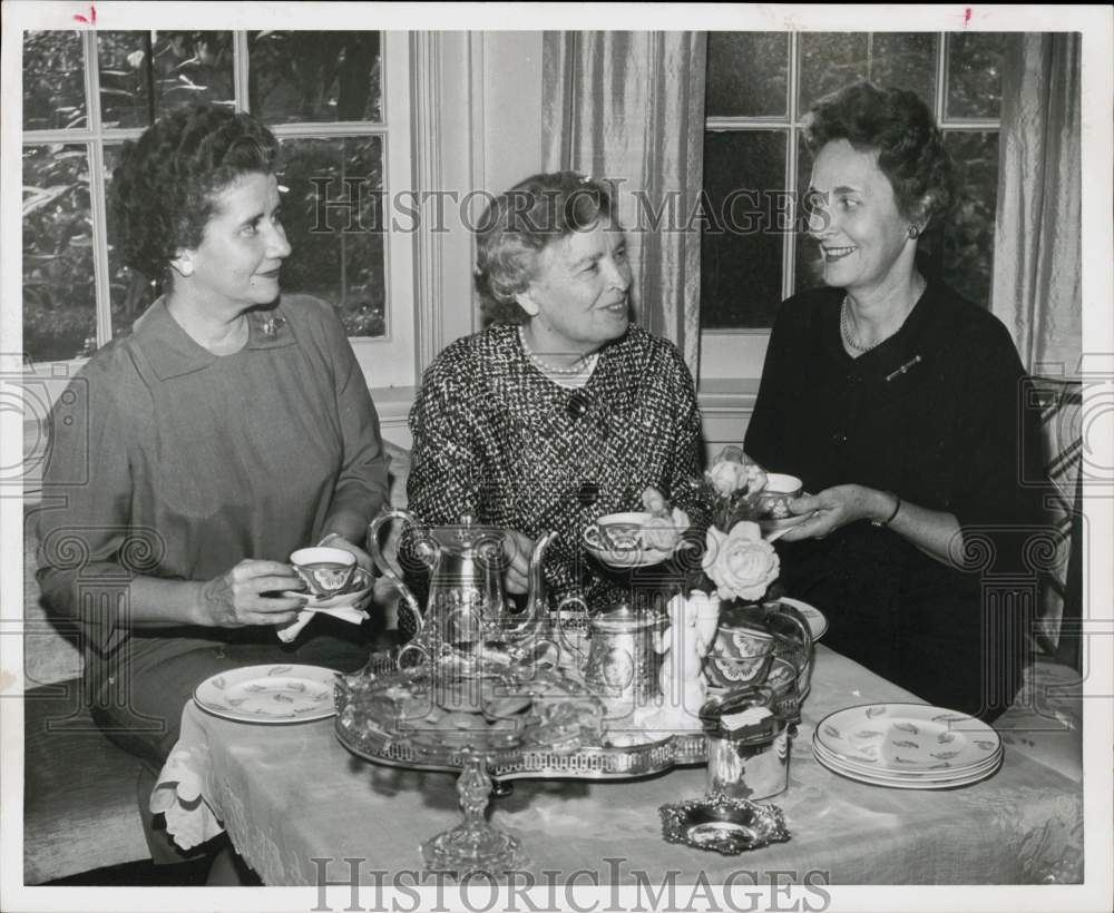 1960 Press Photo Mmes. O. Neuhaus, Richard Neff, Frank White at tea party, Texas- Historic Images