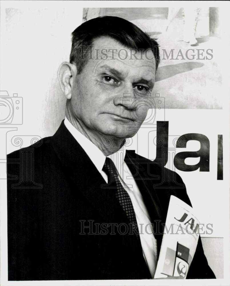 1961 Press Photo Delma Hendrex of Shell Oil leaves Houston airport for Japan.- Historic Images