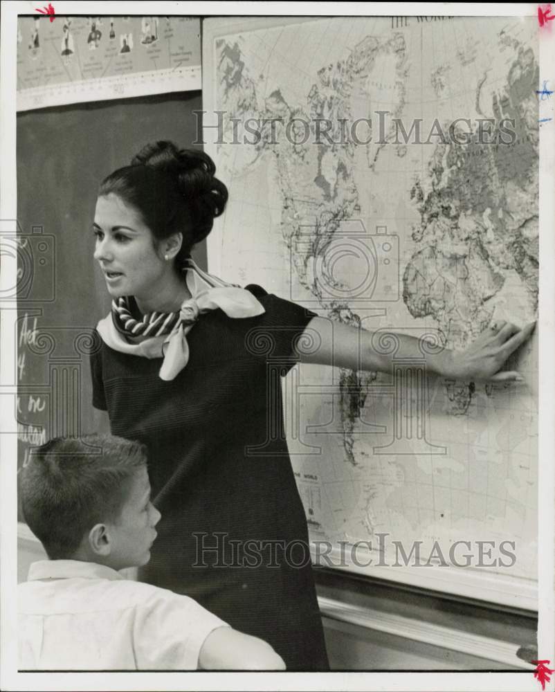 1968 Press Photo Judy Heckendorf, Spring Oaks Junior High School teacher.- Historic Images