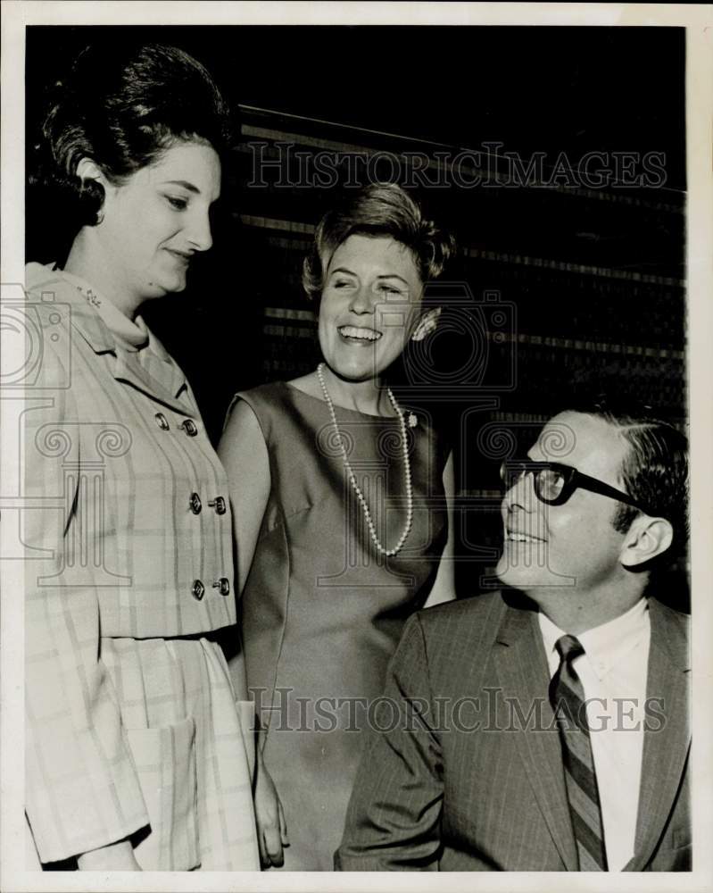 1969 Press Photo Mmes. Walter Hecht and Jack Friedlander attend Gladney banquet.- Historic Images