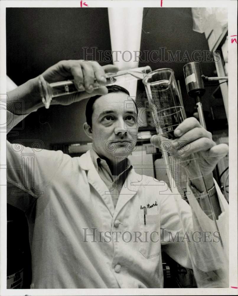 1974 Press Photo John Heard works in University of Texas Biomedical center lab.- Historic Images