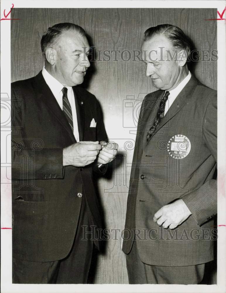1963 Press Photo W.W. Watts and Erwin Heinen of the Rotary confer. - hpa94185- Historic Images