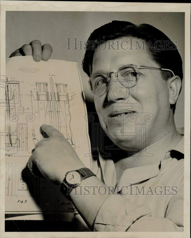 1950 Press Photo Fred E. Vogel points to design - hpa94195- Historic Images