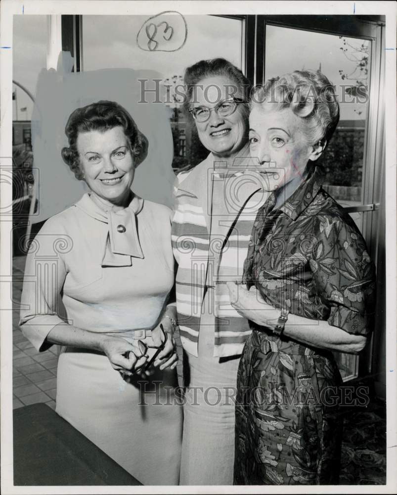 1965 Press Photo Mrs. M.A. Bradburn and other Garden Club guests in Huntsville.- Historic Images