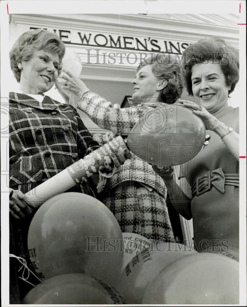 1969 Press Photo Mrs. L.W. Shapera and Women&#39;s Institute blow up balloons.- Historic Images