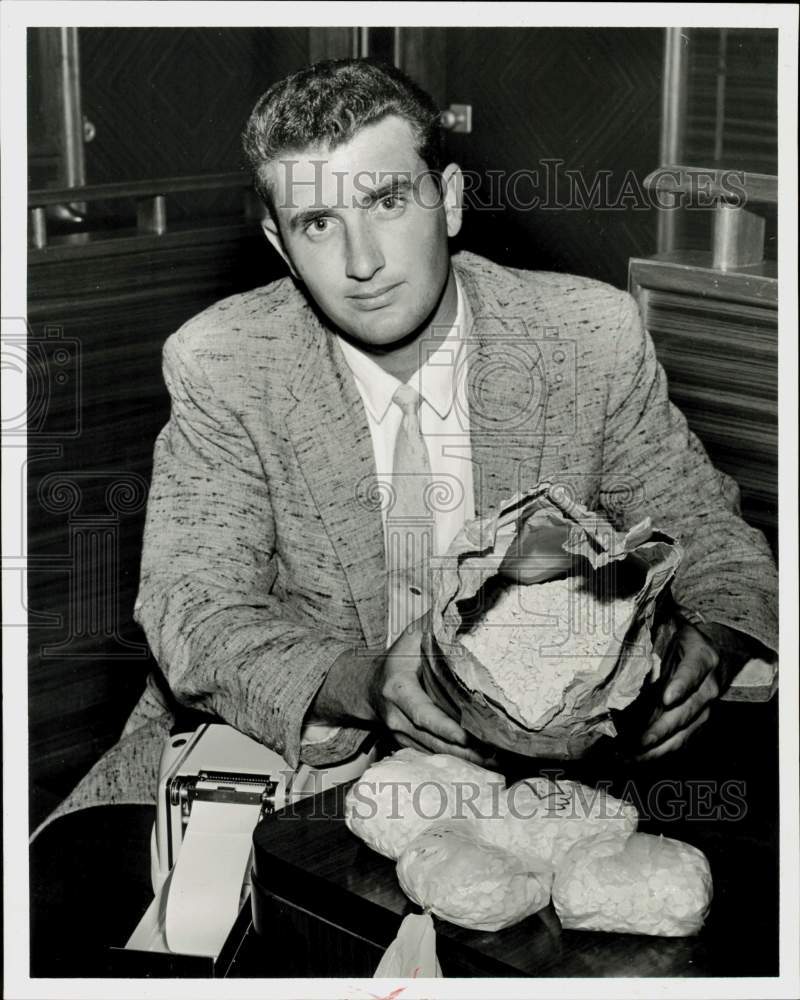 1962 Press Photo Court reporter Jack Moorhead shows trial evidence of pills.- Historic Images