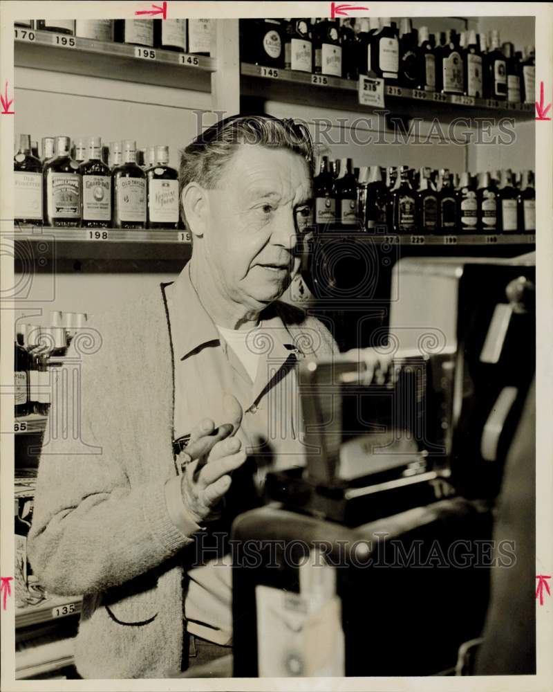 1968 Press Photo Marius Mouritsen, liquor store owner at 407 Broadway.- Historic Images