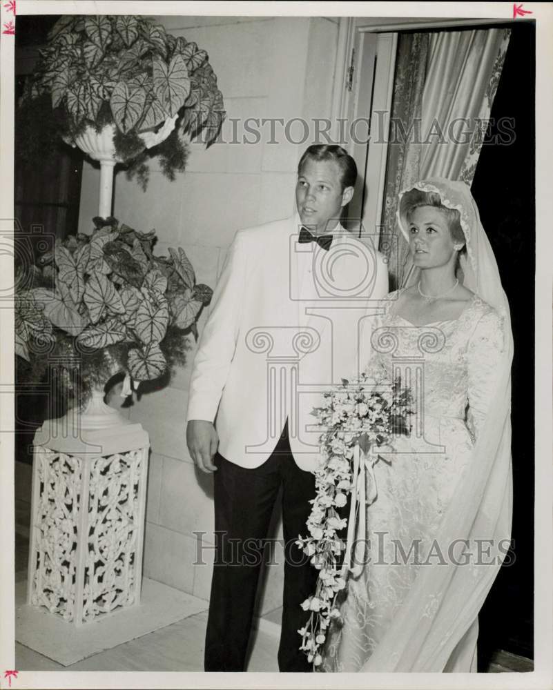 1967 Press Photo Mr. and Mrs. Robert K. Moses, Jr. in wedding photo - hpa94304- Historic Images