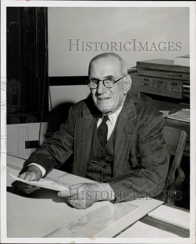 1953 Press Photo William Sauer, retiring Southern Pacific Lines accountant.- Historic Images