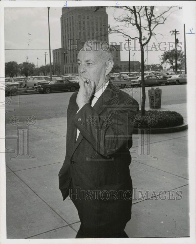 1965 Press Photo Wallace Maxey of Fresno, California walks on street smoking.- Historic Images