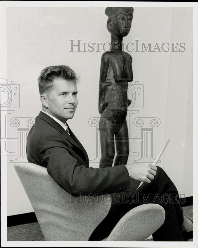 1962 Press Photo Dr. Ingvar Melin shows statue from De Menil Collection.- Historic Images