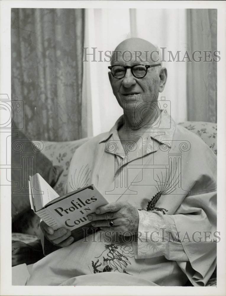 1963 Press Photo Jerome Maskowitz reads "Profiles in Courage" at Rice Hotel.- Historic Images