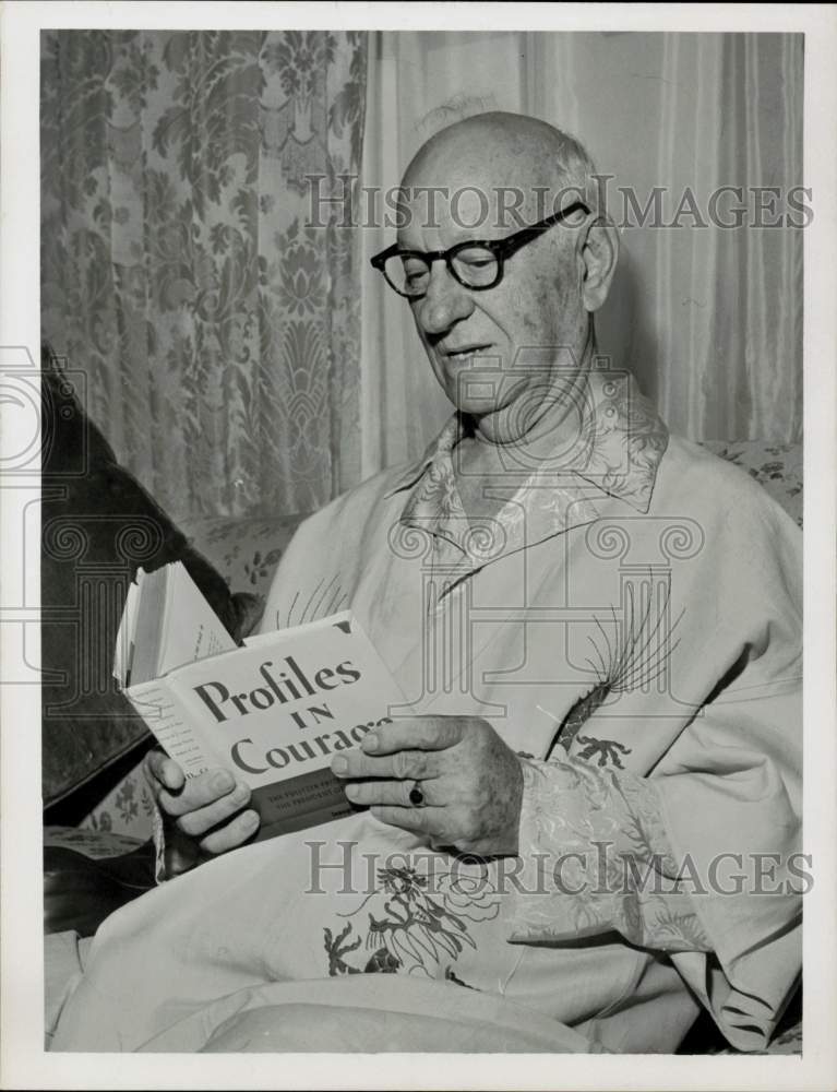 1963 Press Photo Jerome Maskowitz relaxes and reads at Rice Hotel. - hpa94382- Historic Images