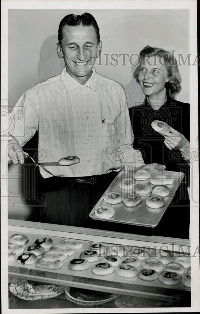 1959 Press Photo Mr. and Mrs. Ben Popp serve up kolaches. - hpa94426- Historic Images