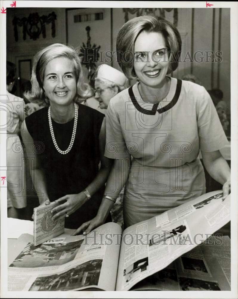 1966 Press Photo Mmes. Richard Parker and William Carl read publications.- Historic Images