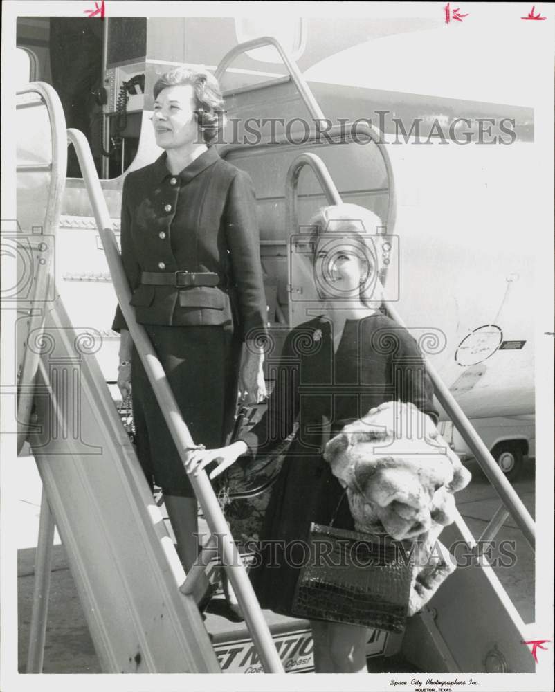 1967 Press Photo Mmes. Frank Parrish and Richard Parker ready for Las Vegas trip- Historic Images