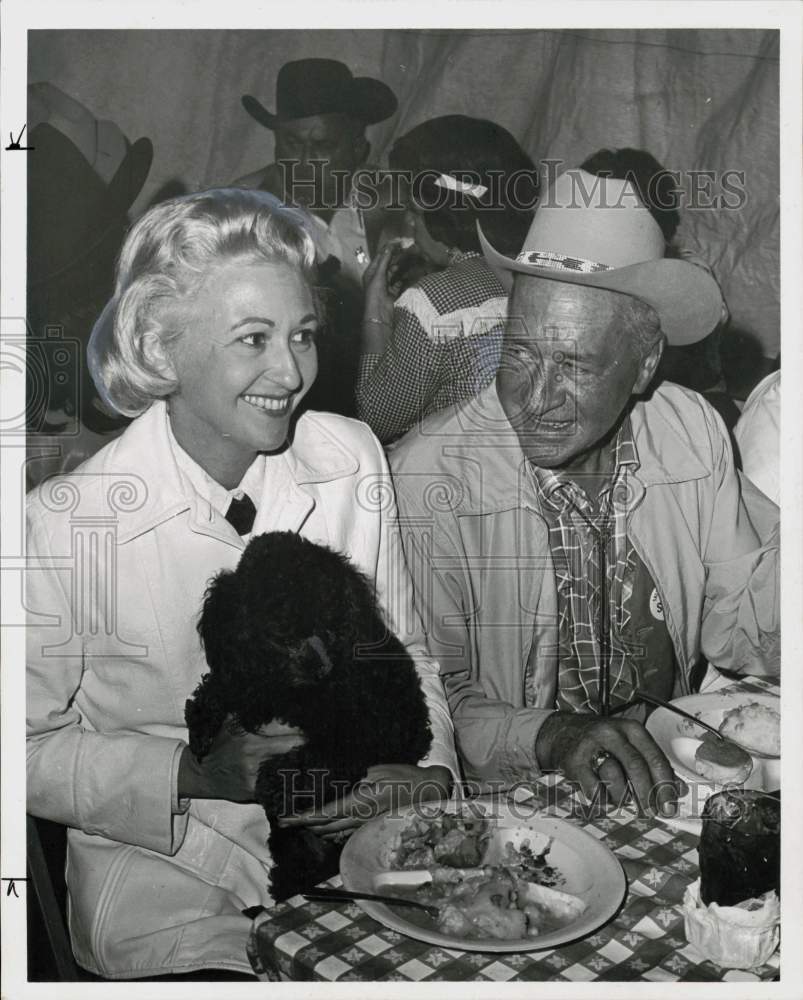 1965 Press Photo Tex and Marge Peden and poodle dine at Bill Williams Stagecoach- Historic Images