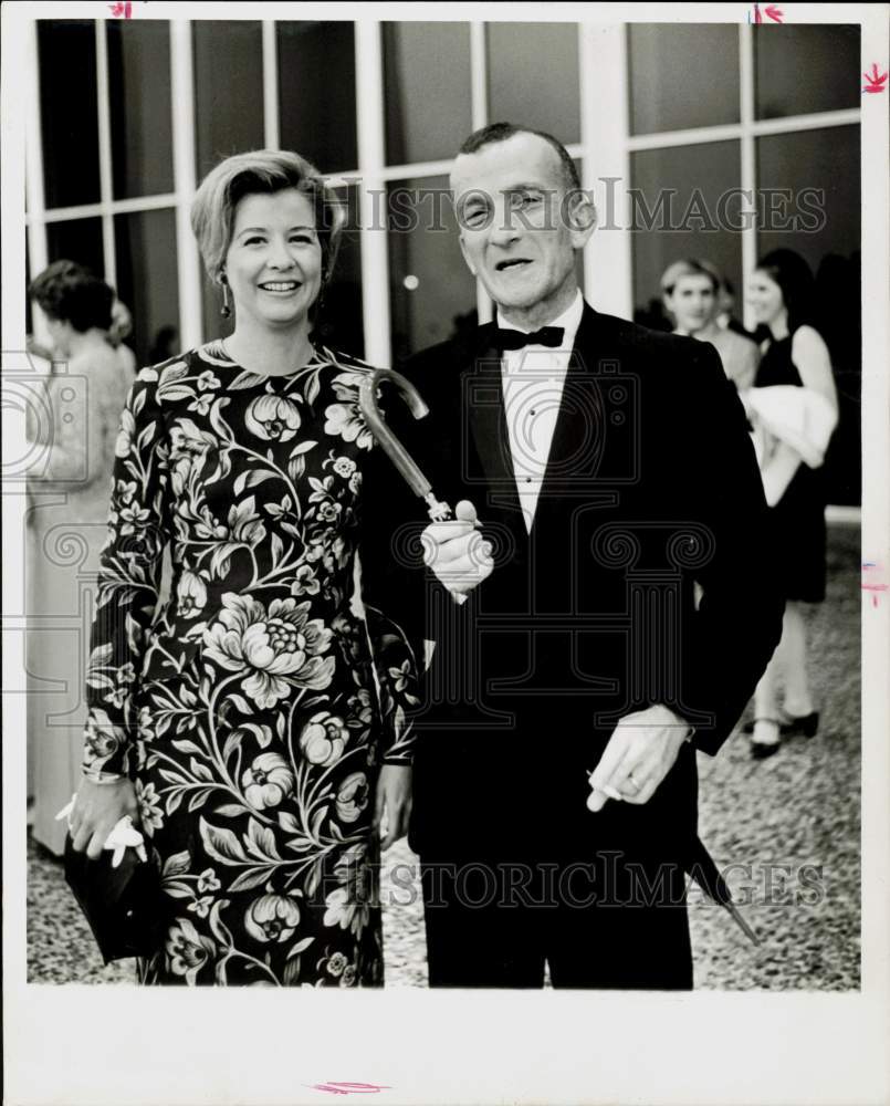 1966 Press Photo Dr. and Mrs. Marc Moldawer attend museum opening in the rain.- Historic Images