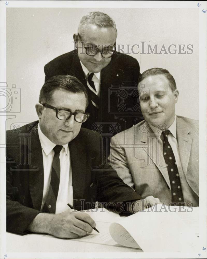 1969 Press Photo Sam Russo and Precision Laser officers sign lease document.- Historic Images