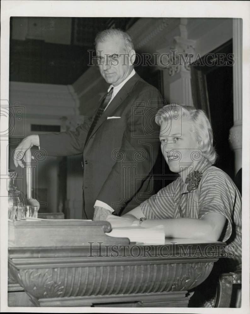 1959 Press Photo Lt. Governor Ben Ramsey and Nancy Moody work at Senate session.- Historic Images