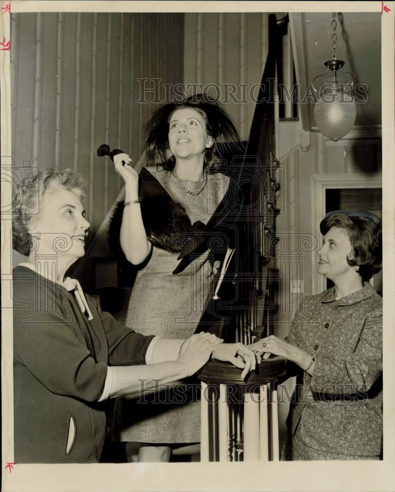 1966 Press Photo Virginia Moon, left, and Houston Delphian members at Warwick.- Historic Images