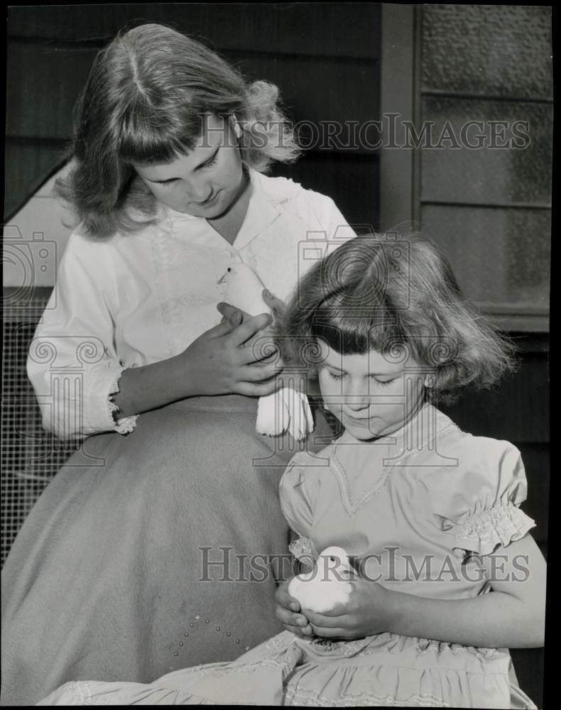 1959 Press Photo Dorian and Margaret St. Clair hold birds, Prince and Aurora.- Historic Images