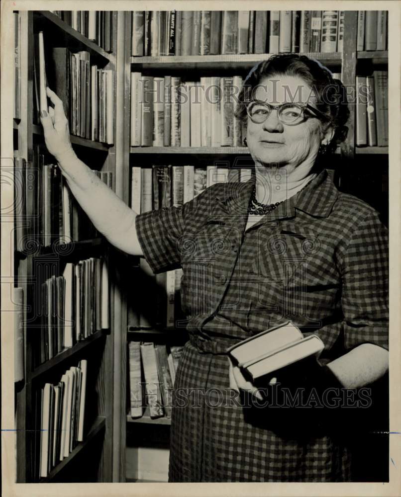 1962 Press Photo Katy Librarian Mrs. Fred Peck puts books on library shelves.- Historic Images