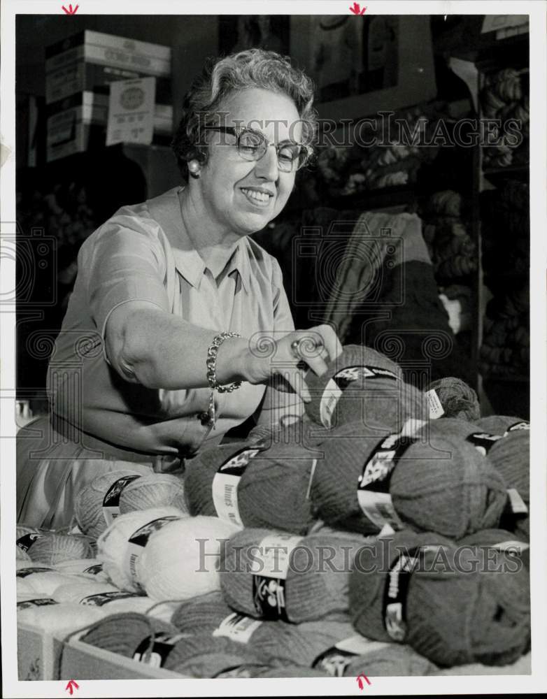 1961 Press Photo Mrs. Fan Epstein shows yarn available at The Knit Shop.- Historic Images