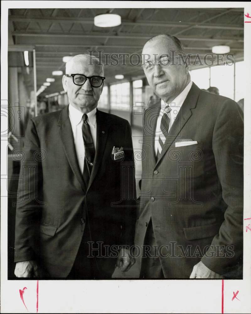 1966 Press Photo Haverty's W.W. Fenoglio and Russell Bellman meet in Houston.- Historic Images