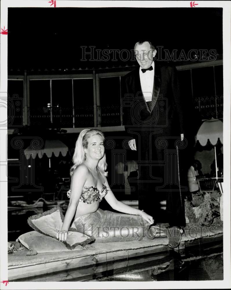 1967 Press Photo Mrs. Richard Parker, &quot;mermaid&quot; with John Cooper at Warwick pool- Historic Images