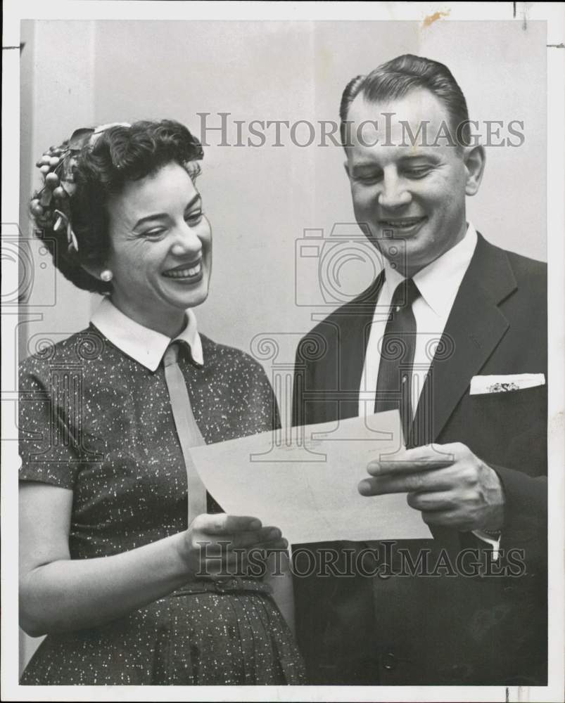 1958 Press Photo Mrs. George Clayton and Stanley Olson hold Baylor scholarship.- Historic Images