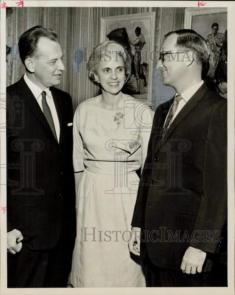 1965 Press Photo Dr. &amp; Mrs. Stanley Olson talk with Dr. James Schofield, Baylor- Historic Images