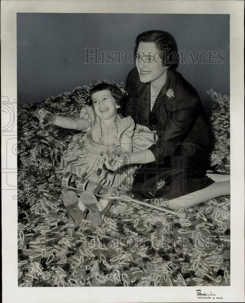 1957 Press Photo Mildred L. White and child hand out suckers for fund drive- Historic Images