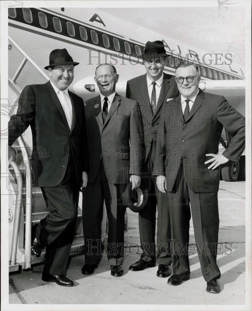 1961 Press Photo Ellis Schechtman and other Bond Stores official meet in Houston- Historic Images