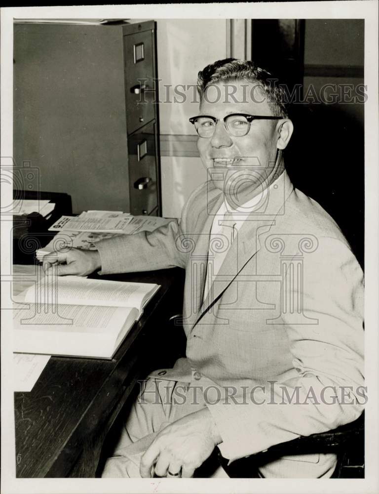 1957 Press Photo Raymond A. Magnuson, instructor at South Texas College of Law- Historic Images