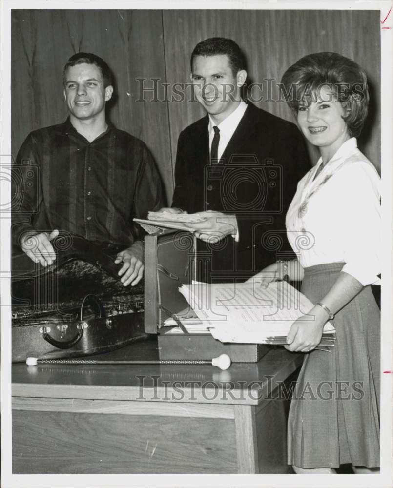 1963 Press Photo Robert Foster plans for parade with Lamar High band members, TX- Historic Images