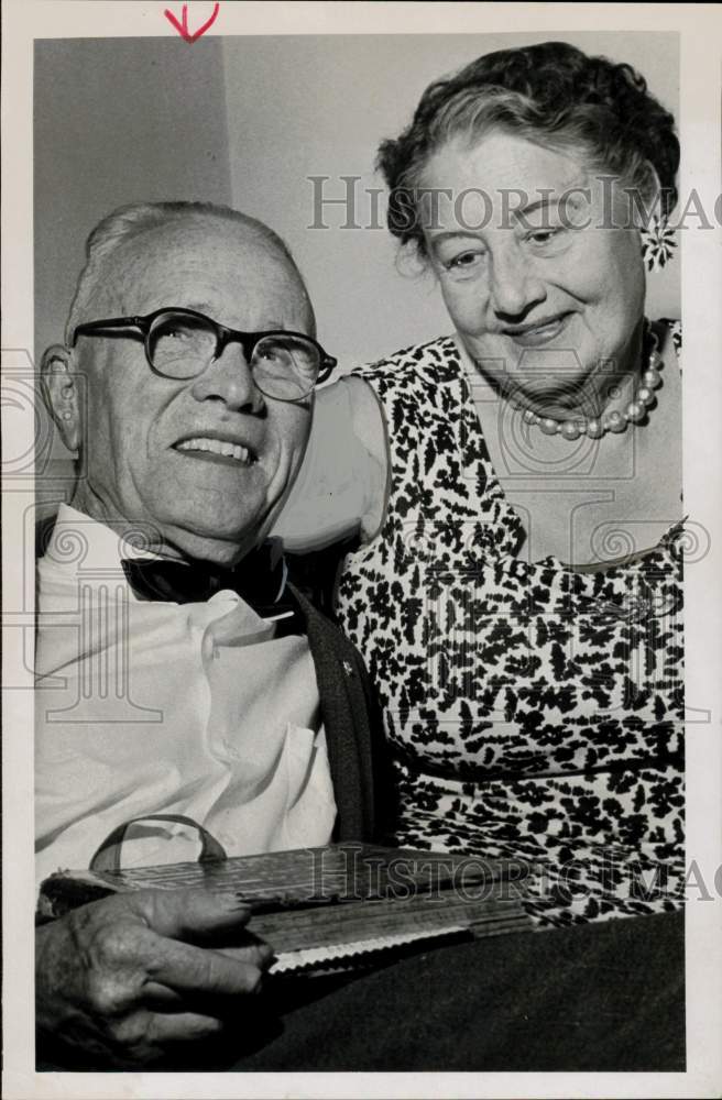 1959 Press Photo Mr. and Mrs. Michael Fitzgerald hold 1898 Houston directory.- Historic Images