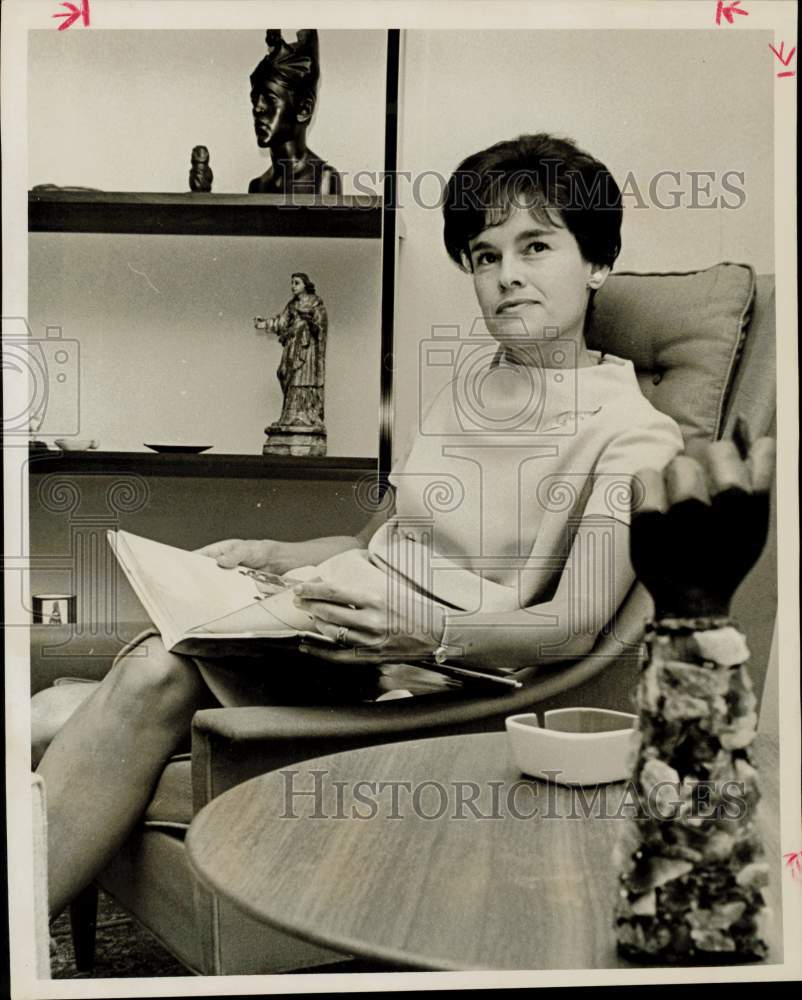 1966 Press Photo Mrs. Ernest Henley relaxes in her Houston home. - hpa94957- Historic Images