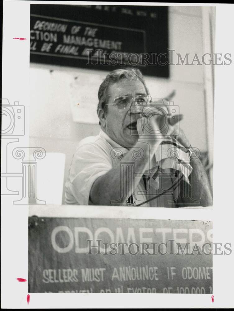 1986 Press Photo Auctioneer at Big H Auto Auction in Houston - hpa94974- Historic Images