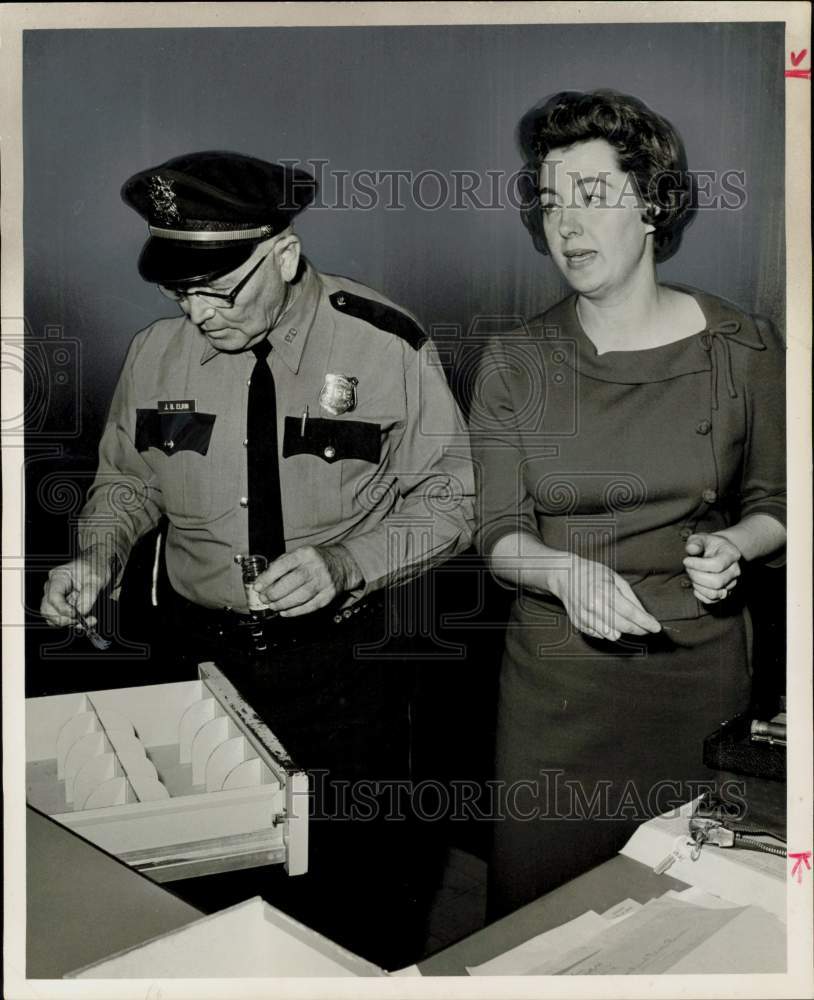 1967 Press Photo J.B. Elkin dusts for prints as Mrs. Spence describes TX robbery- Historic Images