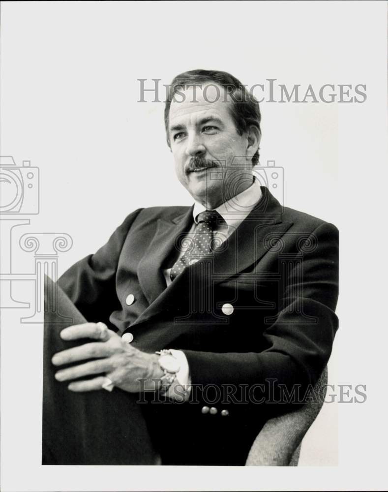 1984 Press Photo Private investigator William Dear sits in chair - hpa95123- Historic Images