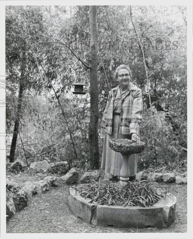 1960 Press Photo Mrs. Gibney Kendrick stands at bird bath in her garden- Historic Images