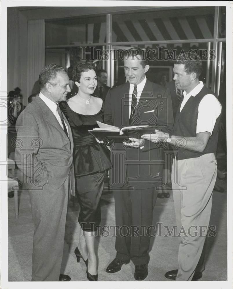 1954 Press Photo Texas Governor Robert Allan Shivers poses with officials- Historic Images